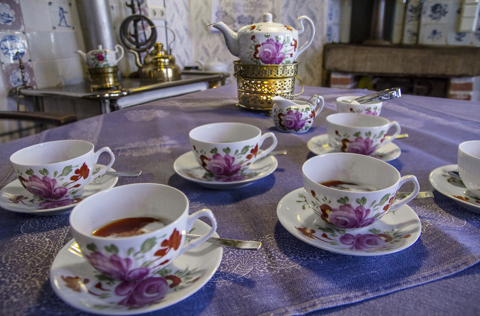 Teemuseum Norden - eingedeckter Tisch mit Teeservice ostfriesiche Rose
